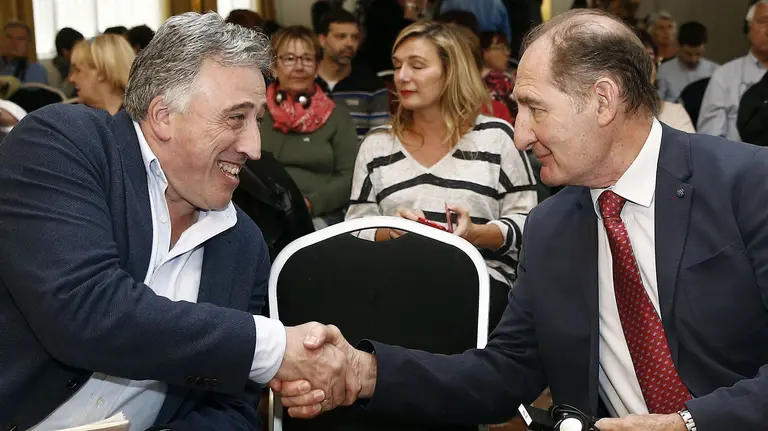 El alcalde de Pamplona, Joseba Asiron (i), saluda al coordinador del Grupo Internacional de Contacto, Brian Currin (d), antes de presentar las conclusiones de la cuarta asamblea del Foro Social. EFE/Jesús Diges