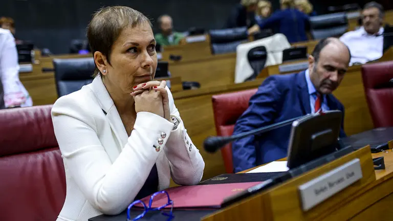 Uxue Barkos, presidenta del Gobierno de Navarra, en su asiento del Parlamento. PABLO LASAOSA 02