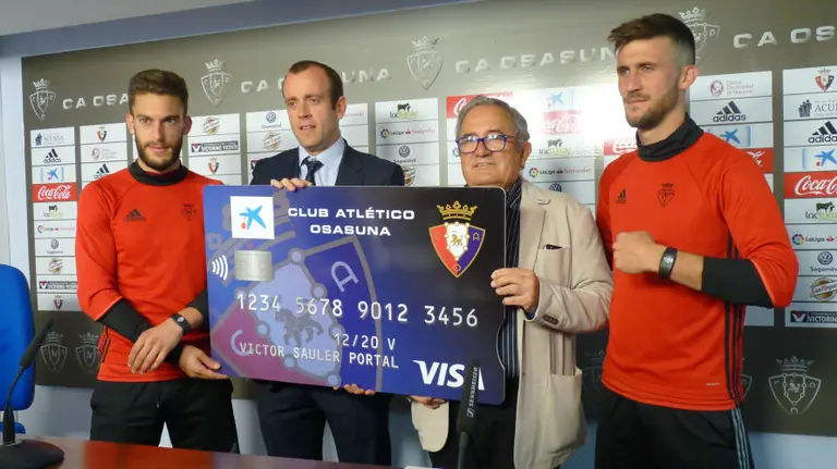 Presentación de la tarjeta Visa Osasuna de Caixabank.