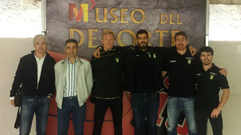 Representantes del Helvetia en el Museo del Deporte.
