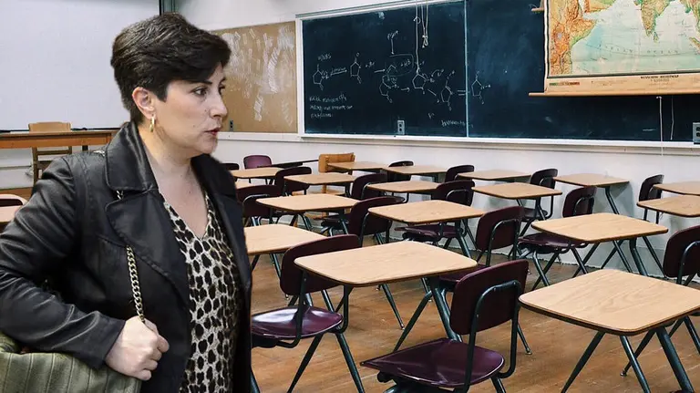 Imagen de la consejera de Educación, María Solana, junto a un aula vacía de un colegio NAVARRACOM