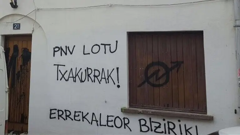 Pintadas vandálicas aparecidas en la sede del PNV en Alsasua
