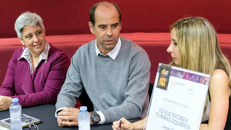 Presentación del libro de Javier Oliva 'Lo que esconde tu mano izquierda', y tertulia del autor con las periodistas Amaia Madinabeitia y María Marsá (03). IÑIGO ALZUGARAY