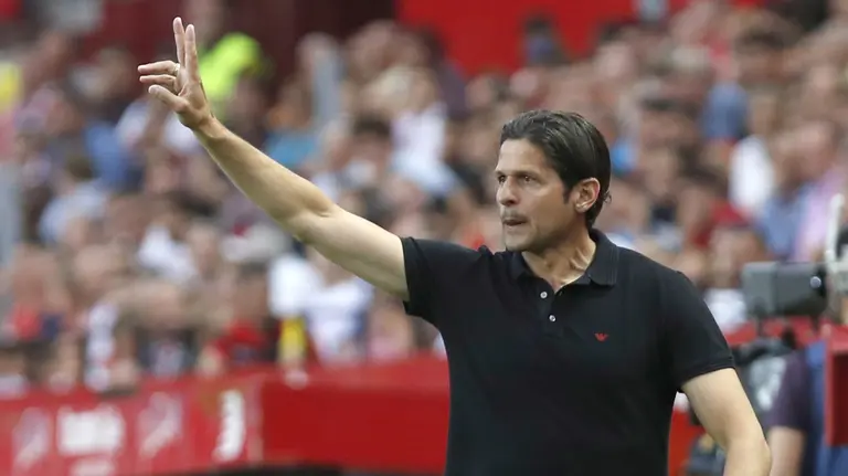 El entrenador serbio de Osasuna Petar Vasiljevic durante el partido de la última jornada de Liga de Primera División que Sevilla y Osasuna juegan esta noche en el estadio Ramón Sánchez-Pizjuán, en Sevilla. EFE/Julio Muñoz