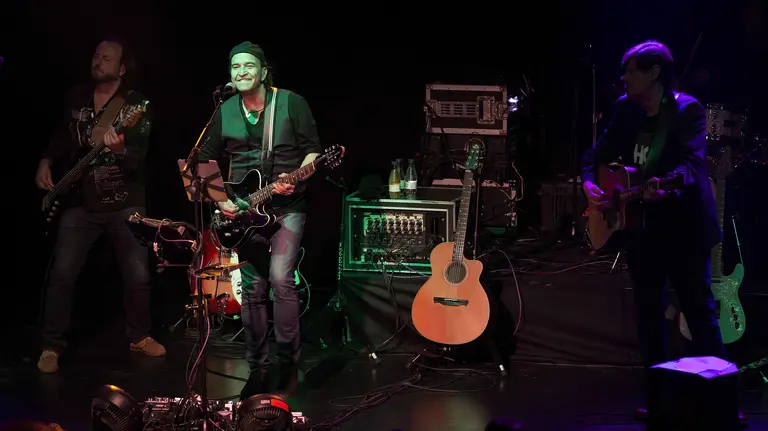 El veterano grupo Los Secretos durante su actuación en la Sala Zentral de Pamplona en donde han presentado su último trabajo 'AlgoPrestado'. EFE/Villar López