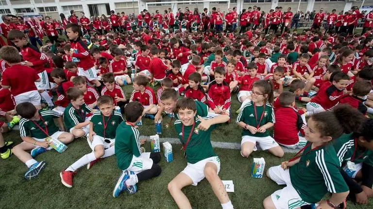Los niños y niñas de 27 localidades navarras despiden la temporada con una fiestarojilla.  CAOSASUNA (3)