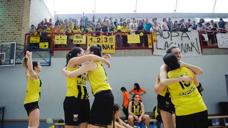 Las jugadoras del Lagunak reciben el apluso de su afición. Miguel Osés.