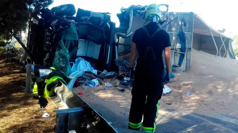 Estado en el que ha quedado la cabina en la que viajaba el conductor que ha fallecido tras el impacto. BOMBEROS DE NAVARRA