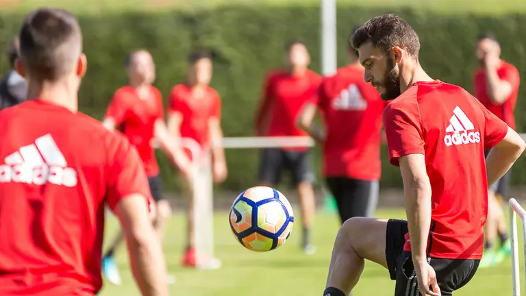 Los jugadores de Osasuna despiden su temporada en Tajonar con unos partidillos de fútbol tenis (05). IÑIGO ALZUGARAY