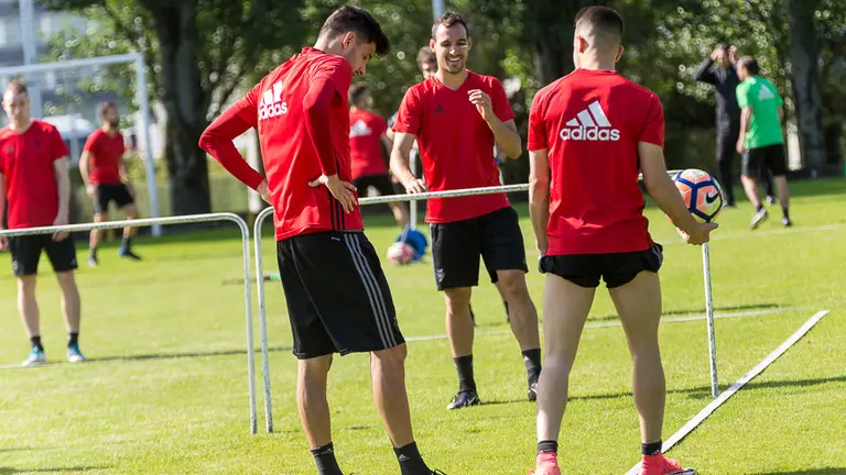 Los jugadores de Osasuna despiden su temporada en Tajonar con unos partidillos de fútbol tenis (13). IÑIGO ALZUGARAY