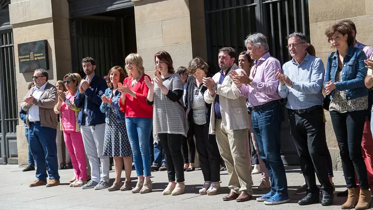 Concentración silenciosa frente al Palacio de Navarra por el atentado de Manchester (04). IÑIGO ALZUGARAY