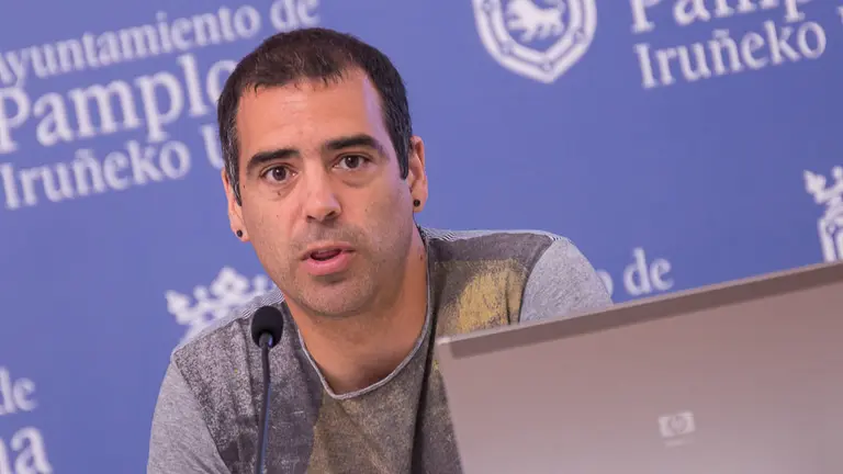 Peio Zabalza, Alberto Labarga y Floren Luqui presentan las jornadas formativas sobre gestión de espacios comunitarios que acogerá Pamplona durante los próximos días (09). IÑIGO ALZUGARAY