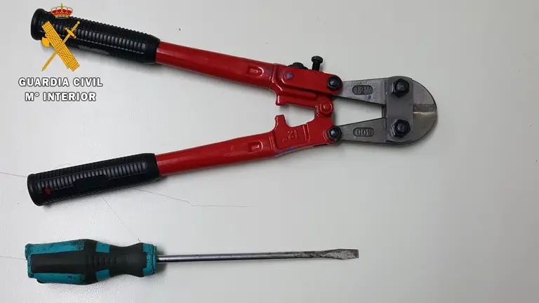 Herramientas con las que forzaron las máquinas del bar de Huarte