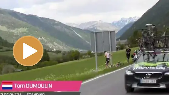 Momento en el que el ciclistaDoumolin abandona un momento la carrera.