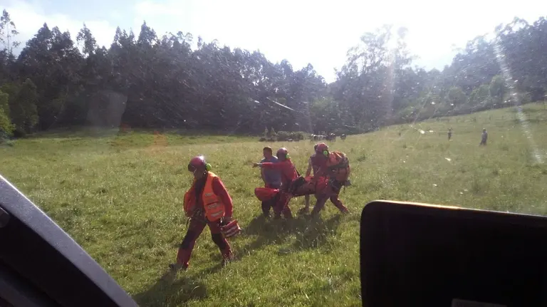 Momento del traslado del herido al helicóptero