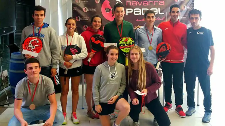 Campeones navarros sub-23 de pádel.