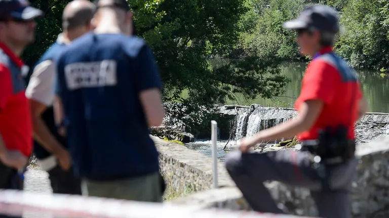 Policia Foral encuentra un cuerpo sin vida en el rio Arga. PABLO LASAOSA 03