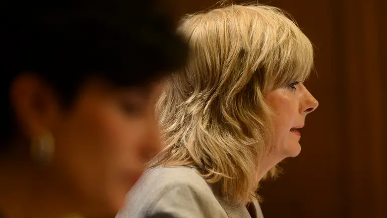 María Solana y Ana Ollo en rueda de prensa. PABLO LASAOSA 04