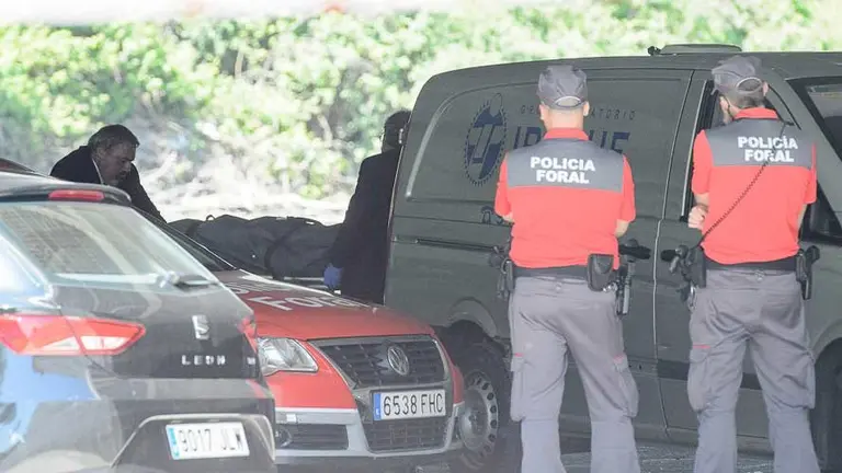 Las im&aacute;genes del rescate del cuerpo  aparecido en el r&iacute;o Arga a la altura de Oblatas. PABLO LASAOSA (2)