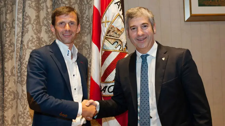 Ziganda y Urrutia se dan la mano. Foto web Athletic Club.