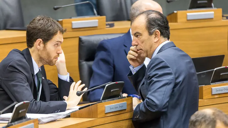 Pleno del Parlamento de Navarra. Carlos García Adanero y Sergio Sayas (01). IÑIGO ALZUGARAY
