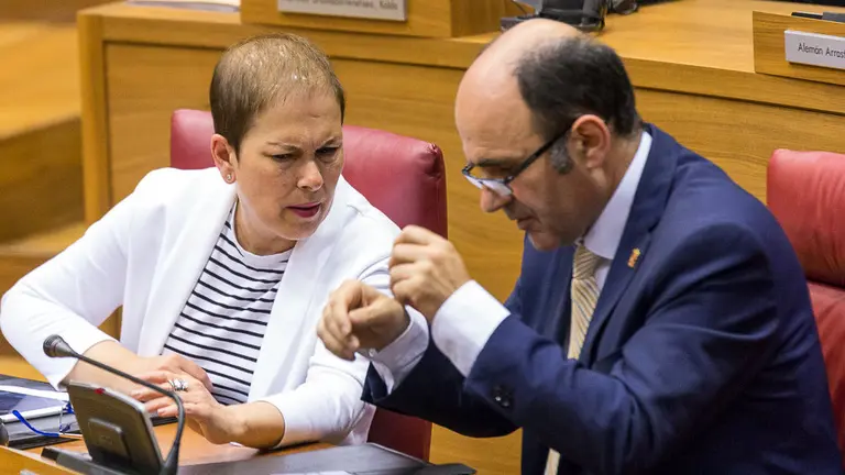 Pleno del Parlamento de Navarra. Uxue Barkos y Manu Ayerdi (01). IÑIGO ALZUGARAY
