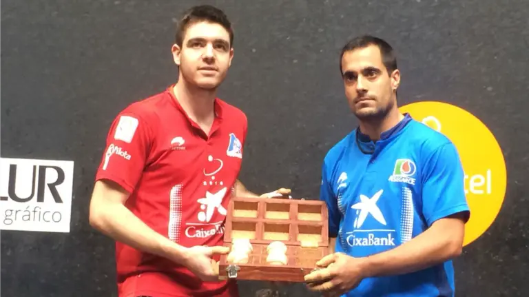 Irribarría y Bengoetxea sujetan el cestaño con el material. Foto Asegarce.