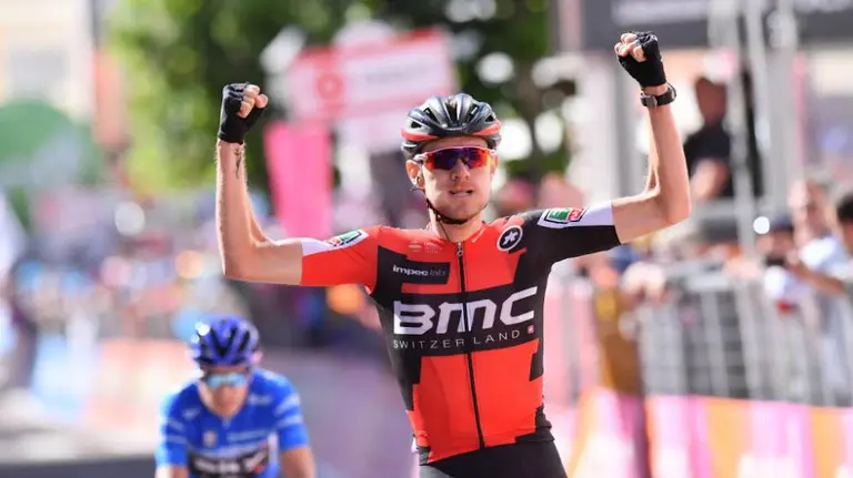 Van Garderen entra vencedor en la meta. Twitter Giro.