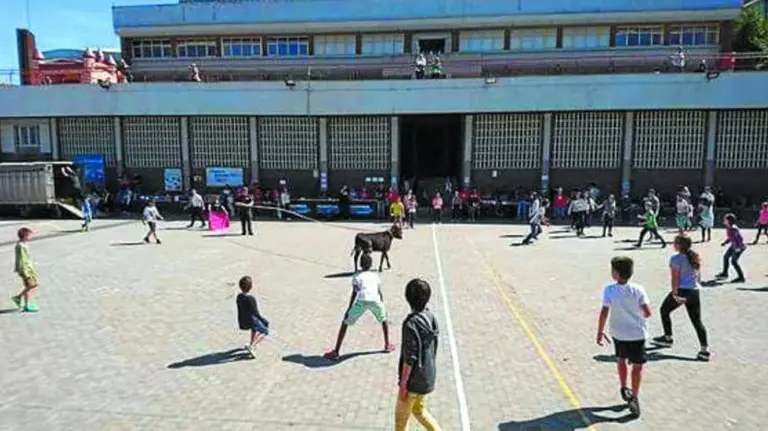 Imagen de la suelta de una vaquilla con soga en el colegio de Salesianos de San Sebastián TWITTER