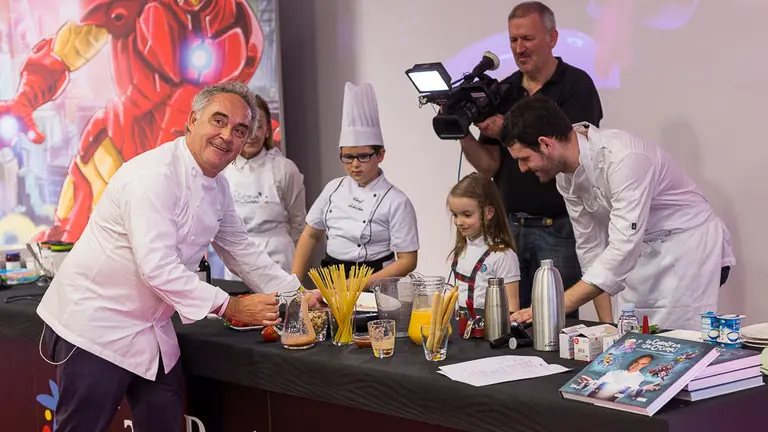 El chef Ferrán Adriá mantiene un encuentro con un centenar de niños para presentar el proyecto 'Te cuento en la cocina', de CaixaBank y el BulliFoundation (48). IÑIGO ALZUGARAY