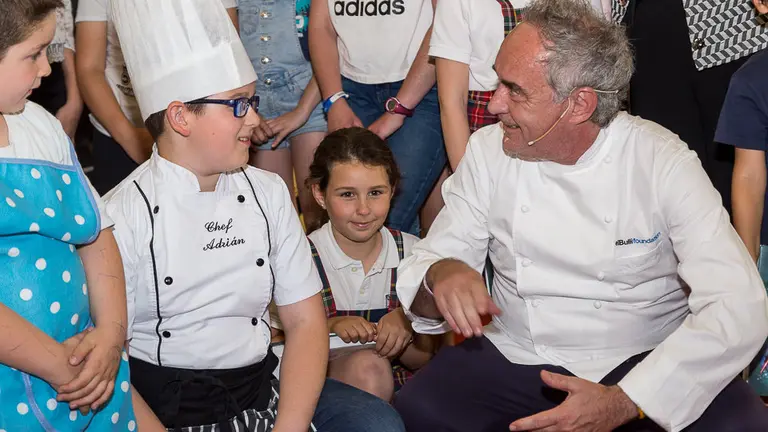 El chef Ferrán Adriá mantiene un encuentro con un centenar de niños para presentar el proyecto 'Te cuento en la cocina', de CaixaBank y el BulliFoundation. IÑIGO ALZUGARAY (2)