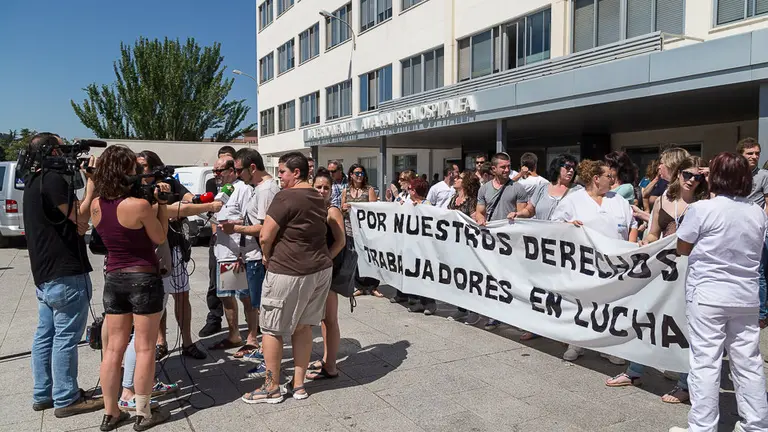 Trabajadores de la empresa Mediterránea de Catering se concentran en defensa de sus puestos de trabajo (13). IÑIGO ALZUGARAY