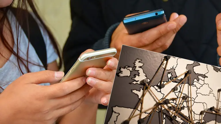 Dos personas navegan a través de su teléfono móvil