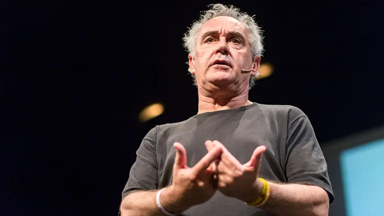 El chef Ferrán Adriá presenta 'Mise en place', la Guía para Emprendedores en Restauración, ante 400 empresarios navarros del sector (08). IÑIGO ALZUGARAY