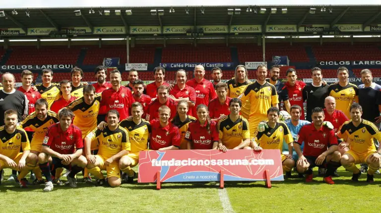 Participantes en el partido solidario en El Sadar.