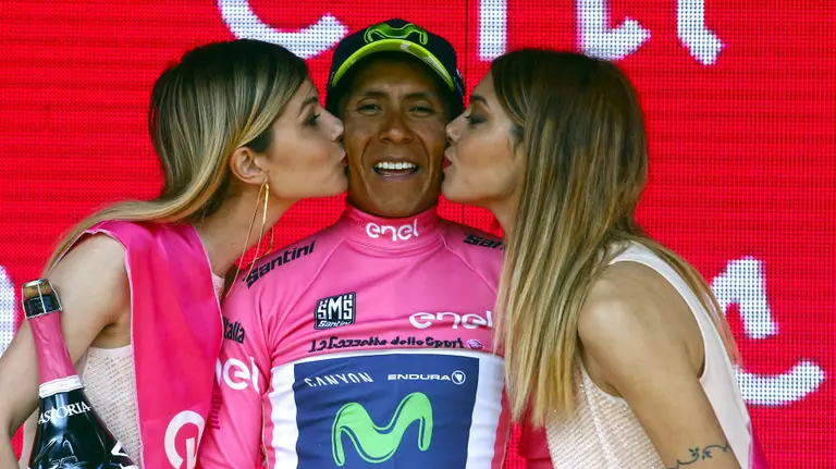 Nairo Quintana sonríe en el podium. Foto Movistar team.