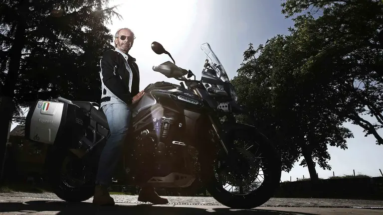 El periodista navarro Ramón Huarte posa con su moto ante su proyecto de unir los cuatro puntos cardinales del viejo continente haciendo 25.000 kilómetros en 34 etapas. EFE/Jesús Diges