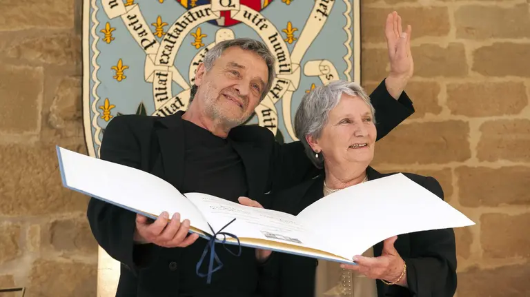 Los coreógrafos José Lainez y Concha Martínez han recibido en el Palacio Real de Olite el Premio Príncipe de Viana de la Cultura, de manos de la presidenta del Gobierno de Navarra, Uxue Barkos, un galardón concedido por el Ejecutivo foral. EFE/Villar López