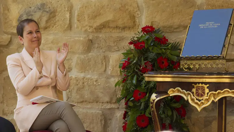 La presidenta del Gobierno de Navarra, Uxue Barkos, durante el acto de entrega, en el Palacio Real de Olite, del Premio Príncipe de Viana de la Cultura 2017 a los coreógrafos José Lainez y Concha Martínez. EFE/Villar López