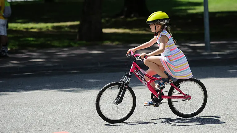 Salida de la Bicifest que recorre el centro de Pamplona a favor de un cambio de modelo de movilidad en la ciudad. MIGUEL OSÉS (11)