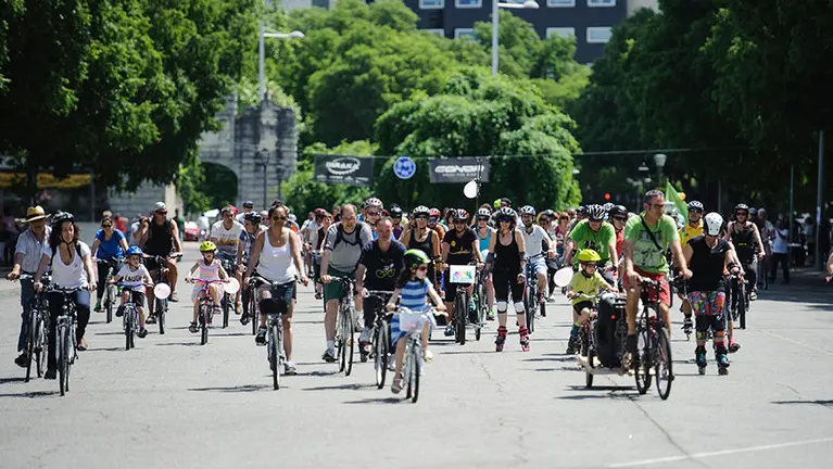 Salida de la Bicifest que recorre el centro de Pamplona a favor de un cambio de modelo de movilidad en la ciudad. MIGUEL OSÉS (12)