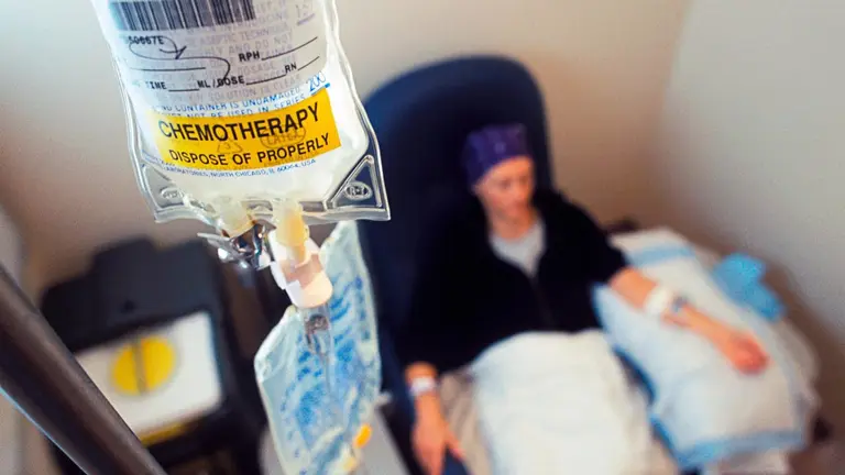 Una paciente ingresada en el hospital para someterse a un proceso de quimioterapia. ARCHIVO