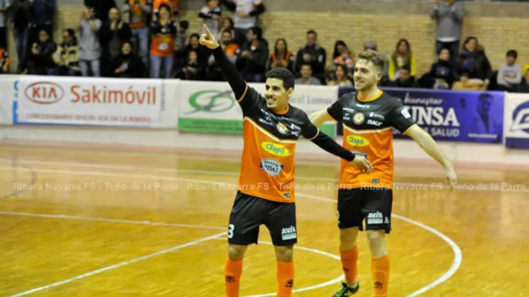 Hamza señala a la afición en Tudela. Foto Ribera Navarra.