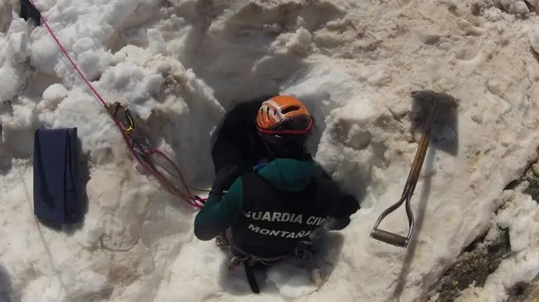 Imagen del rescate del cuerpo del hombre ahogado en un río mientras practicaba snowboard GUARDIA CIVIL