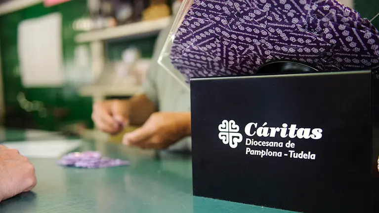 La Tómbola de Cáritas abre la temporada de 2017 ante cientos de asistentes. MIGUEL OSÉS (5)