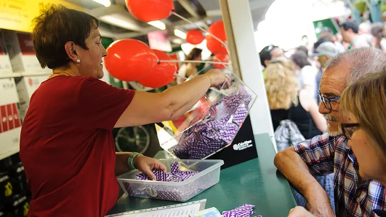 La Tómbola de Cáritas abre la temporada de 2017 ante cientos de asistentes. MIGUEL OSÉS (8)