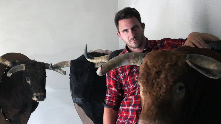El taxidermista navarro Javier Celay posa con alguna de las cabezas de la corrida homenaje a Víctor Barrio.