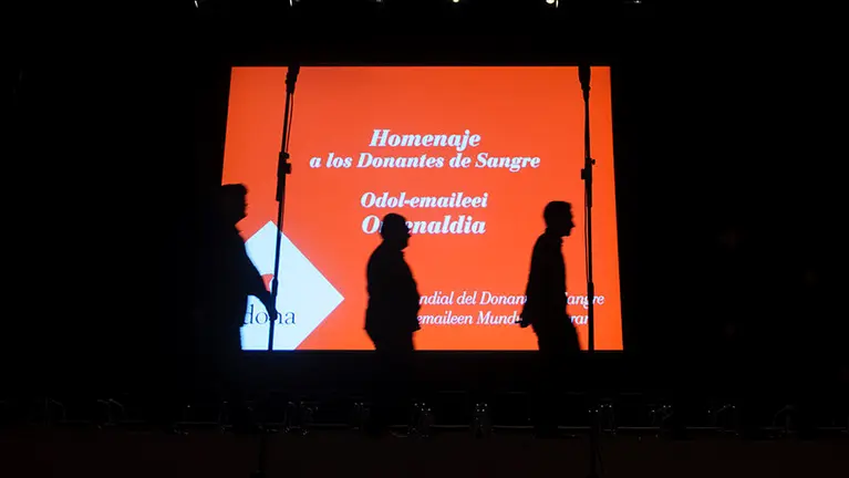 La asociación ADONA entrega las insignias de oro a los donantes de sangre más distinguidos  en un acto en el Baluarte. MIGUEL OSÉS_10