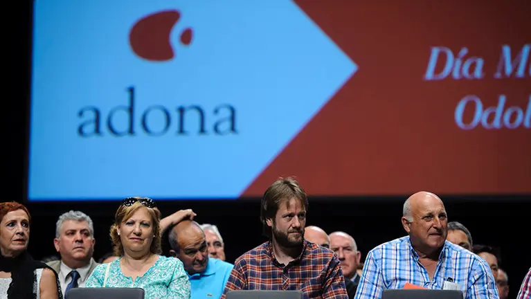 La asociación ADONA entrega las insignias de oro a los donantes de sangre más distinguidos  en un acto en el Baluarte. MIGUEL OSÉS_16