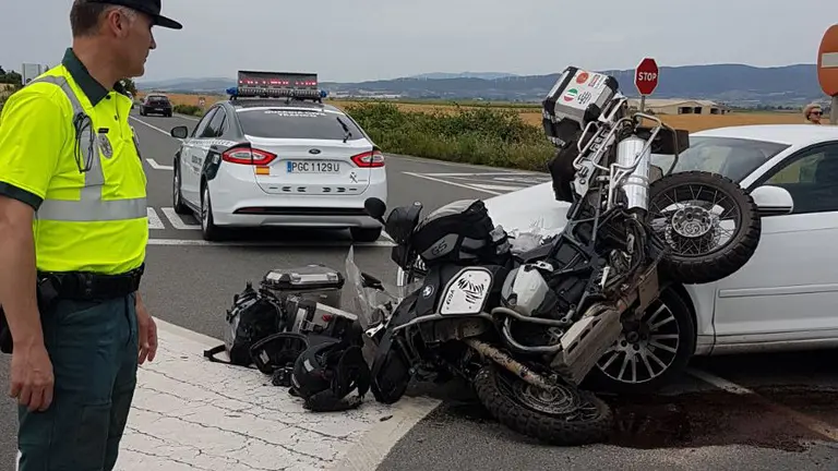 Colisión entre un coche y una moto en la carretera N121 a su paso por Pitillas. GUARDIA CIVIL (1)